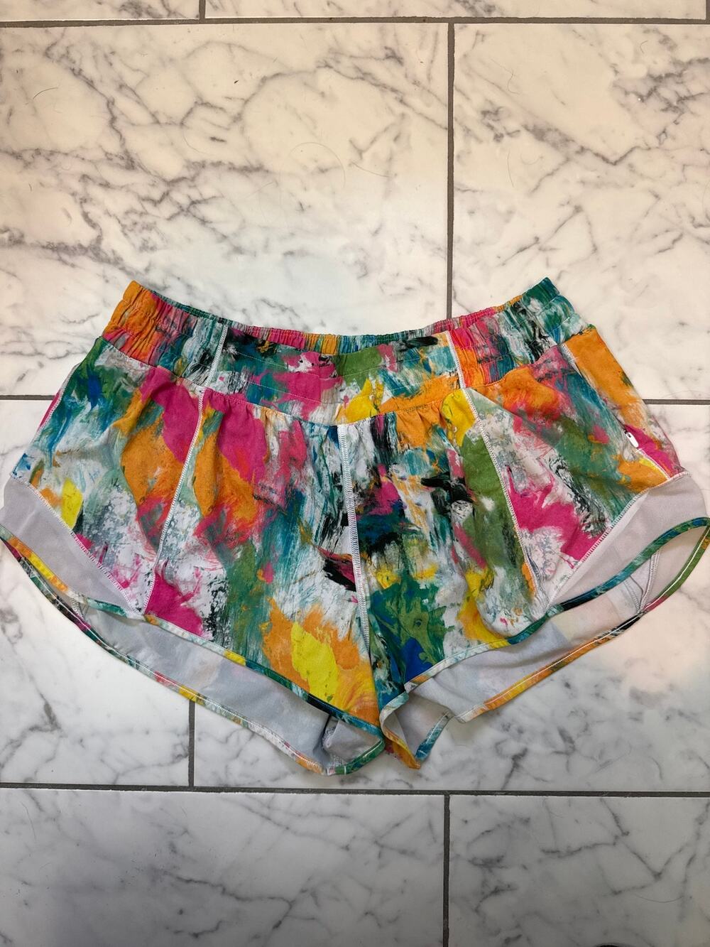 Lululemon Hotty Hot Shorts sz 12 Short 2.5" No Limits White Multi